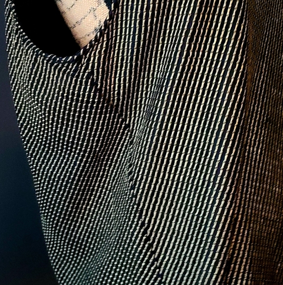 Peter Nygard size XL Sleeveless Tank shirt Black and Gold. material stretches. - Picture 8 of 10